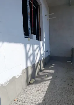 Pogled na spoljni deo zgrade u izgradnji sa izolacijom i ugrađenom stolarijom. - image 6