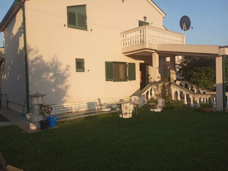 Rent, house, 200m², Dahna, Podgorica