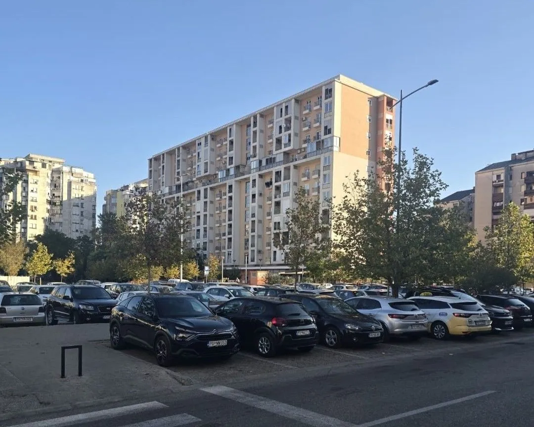 Pogled na stambenu zgradu sa spoljne strane.