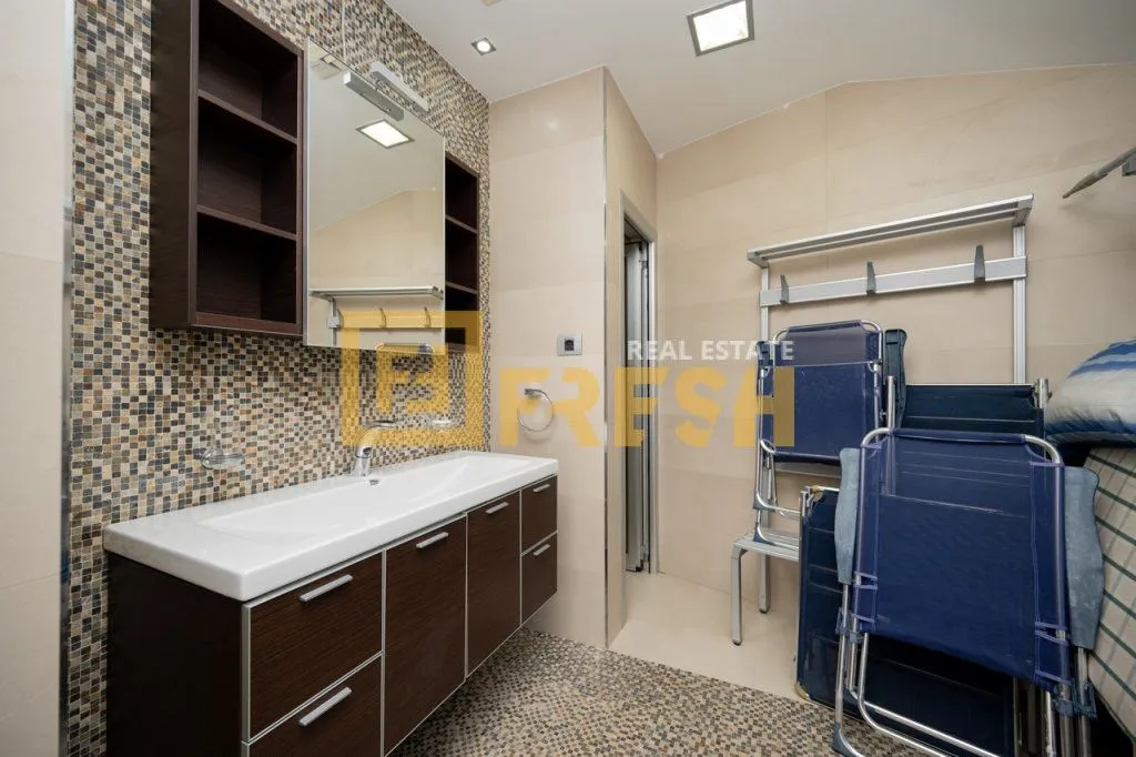 Rent, house, 380m², Mareza, Podgorica