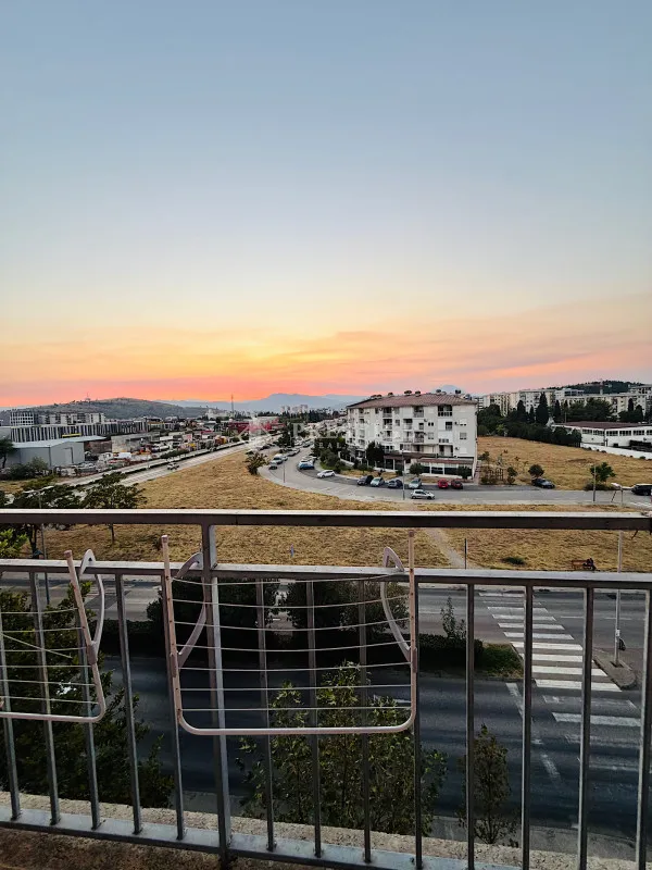 Pogled na grad sa terase u zalazak sunca.