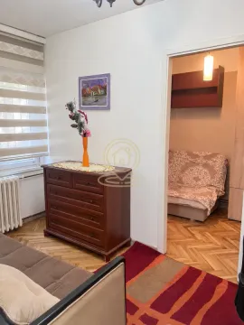 Dnevna soba sa drvenom komodom i pogledom na susednu prostoriju. - image 6