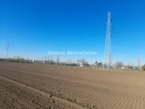 Pogled na prostrano zemljište sa dalekovodom i okolnim pejzažem. - image 5