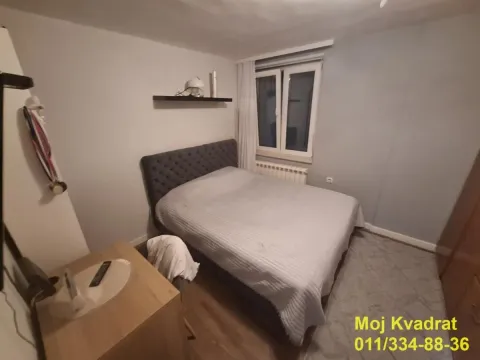 Nameštena spavaća soba sa bračnim krevetom i prozorom. - image 7
