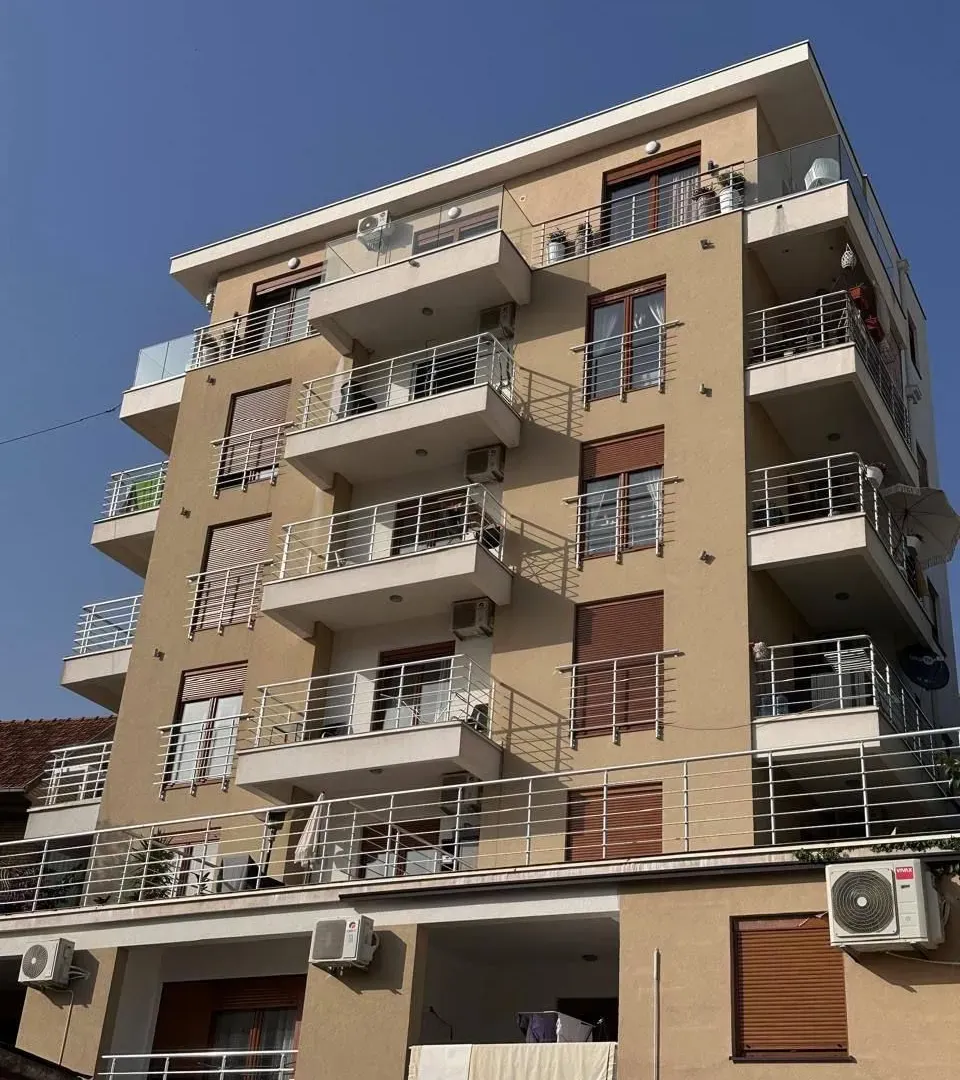 Izdavanje, dvosoban stan, 68m², Centar, Tivat
