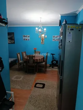 Dnevna soba sa trpezarijskim stolom i plavim zidovima. - image 4