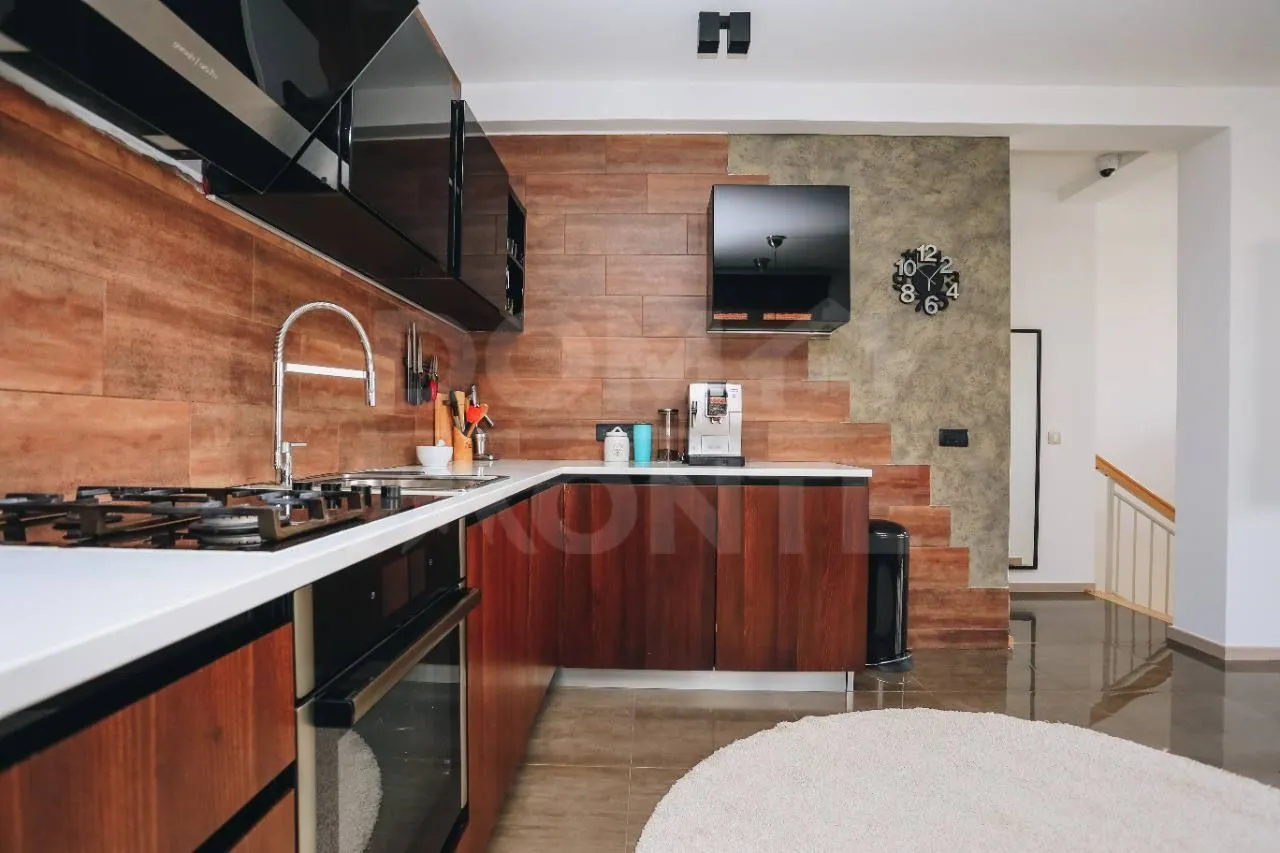 Izdavanje, dvosoban stan, 80m², Tivat, Crna Gora
