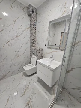 Moderne renovirano kupatilo sa umivaonikom, wc šoljom i tuš kabinom. - image 8