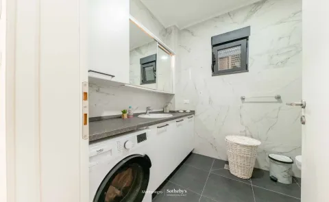 Moderno kupatilo sa umivaonikom, ogledalom i ugradnom veš mašinom. - image 17