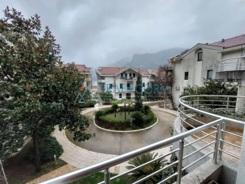 Pogled sa terase na uređeno dvorište stambenog kompleksa i okolne zgrade. - image 17