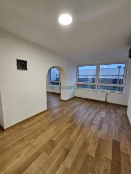 Izdavanje, četvorosoban stan, 124m², Centar, Novi Sad - image 2