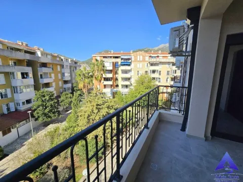 Pogled sa balkona na okolne zgrade i zelenilo. - image 13
