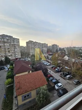 Pogled sa terase na gradsko naselje i okolne zgrade. - image 21