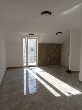 Prazna soba sa pločicama na podu i izlazom na balkon. - image 7