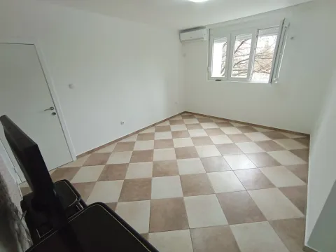 Rent, two bedroom apartment, 65m², Blok 5, Podgorica - image 10