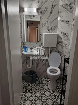 Manje kupatilo sa mermernim pločicama i sanitarnim elementima. - image 4