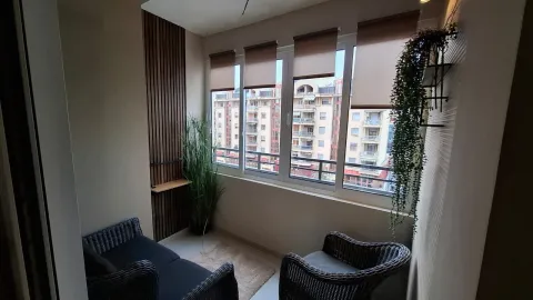 Zastakljena terasa opremljena garniturom za sjedenje i zelenilom. - image 7