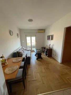 Dnevni boravak sa trpezarijom i parketom. - image 6