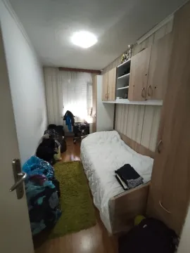 Manja spavaća soba sa krevetom i ugradnim plakarima. - image 5