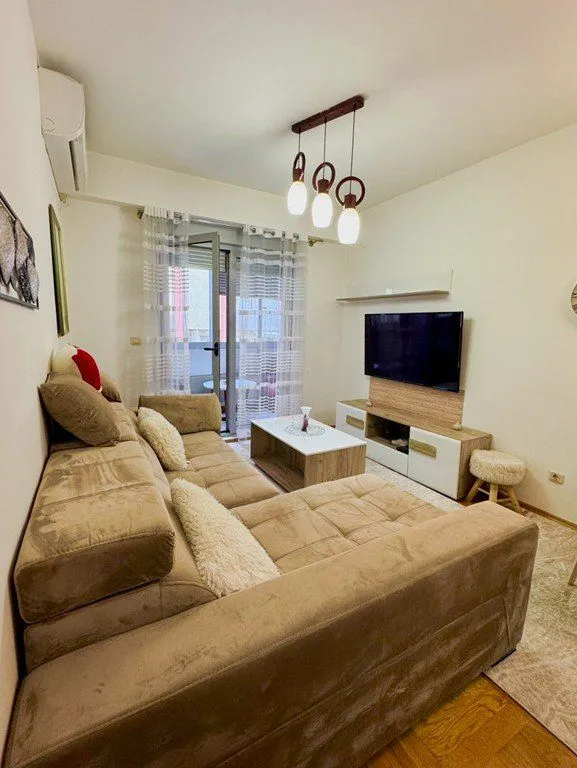Izdavanje, dvosoban stan, 65m², Podgorica, Crna Gora