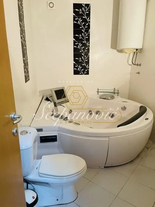 Prodaja, četvorosoban stan, 134m², Bulevar Oslobodjenja, Novi Sad Sve Podlokacije