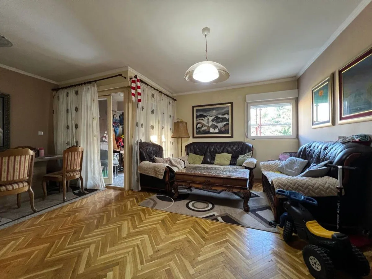 Izdavanje, dvosoban stan, 73m², Centar, Cetinje