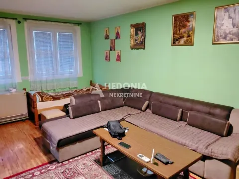 Dnevna soba sa garniturom, stočićem i zelenim zidovima. - image 2