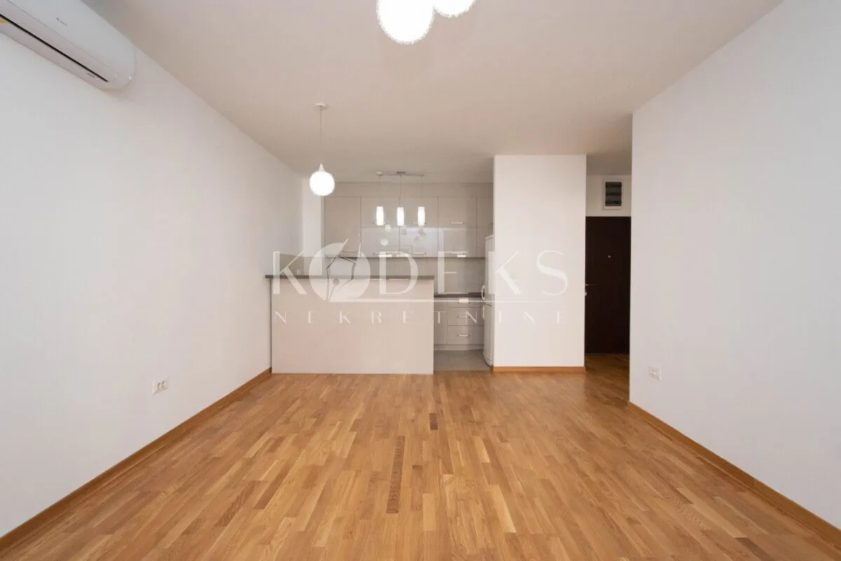 Izdavanje, poslovni prostor, 64m², City Kej, Podgorica