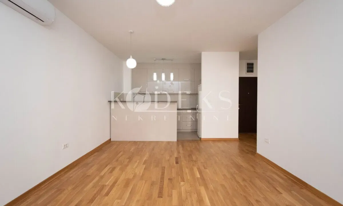 Izdavanje, poslovni prostor, 64m², City Kej, Podgorica