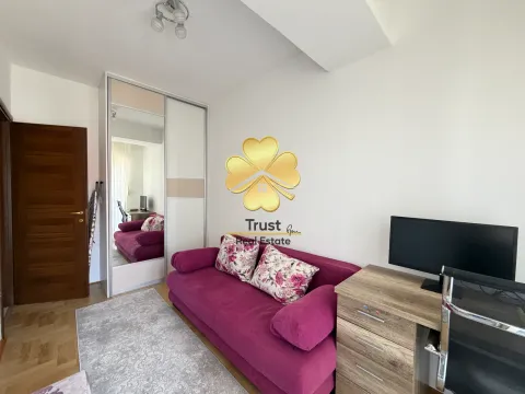 Dnevna soba sa ljubičastom sofom, radnim stolom i velikim ormarom sa ogledalom. - image 10