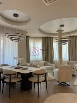 Prostrani dnevni boravak sa trpezarijom i modernim plafonskim osvjetljenjem. - image 4