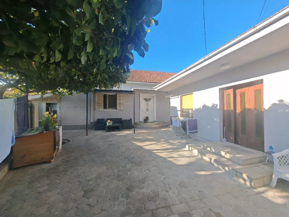 Prodaja, kuća, 221m², Stara Varoš, Podgorica