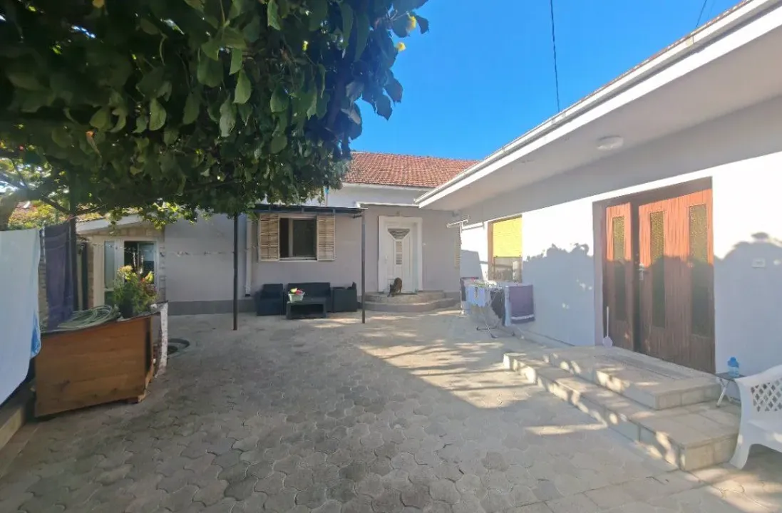 Prodaja, kuća, 221m², Stara Varoš, Podgorica