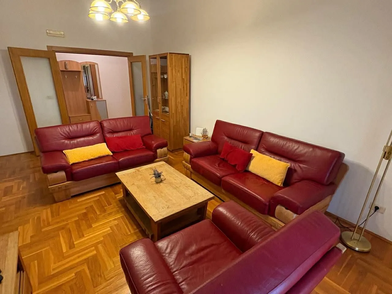 Izdavanje, dvosoban stan, 98m², Centar, Bar