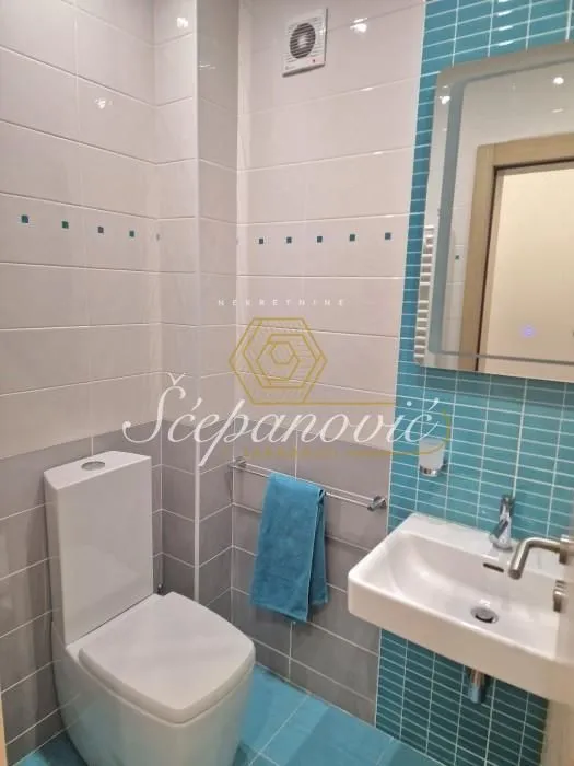Izdavanje, trosoban stan, 105m², Centar, Novi Sad
