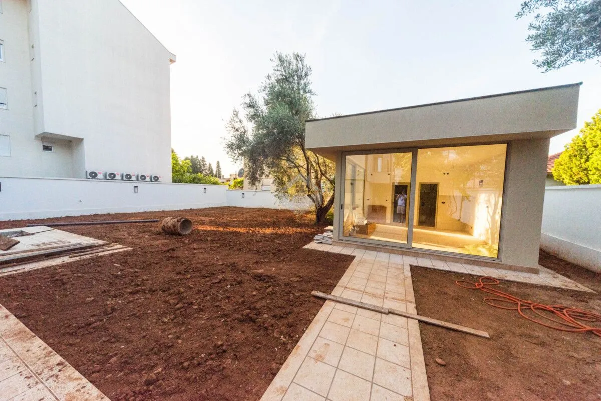 Izdavanje, kuća, 280m², Stari Aerodrom, Podgorica