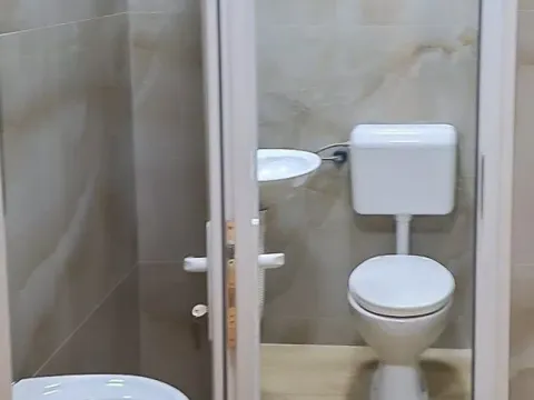 Izdavanje, poslovni prostor, 57m², Centar, Podgorica - image 2