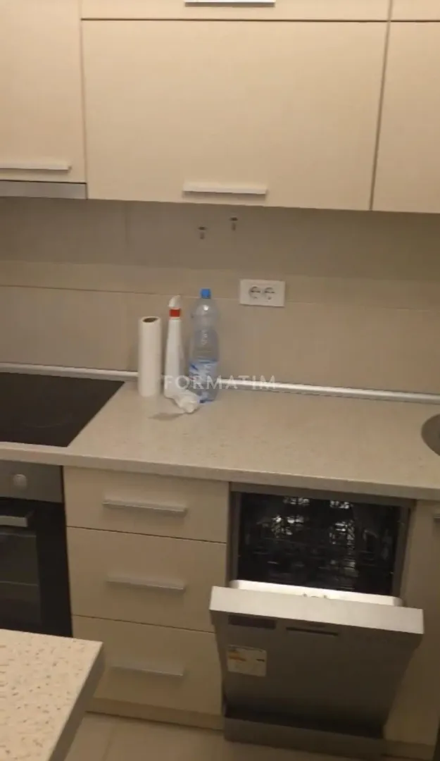 Deo kuhinje sa ugradnim elementima i aparatima.