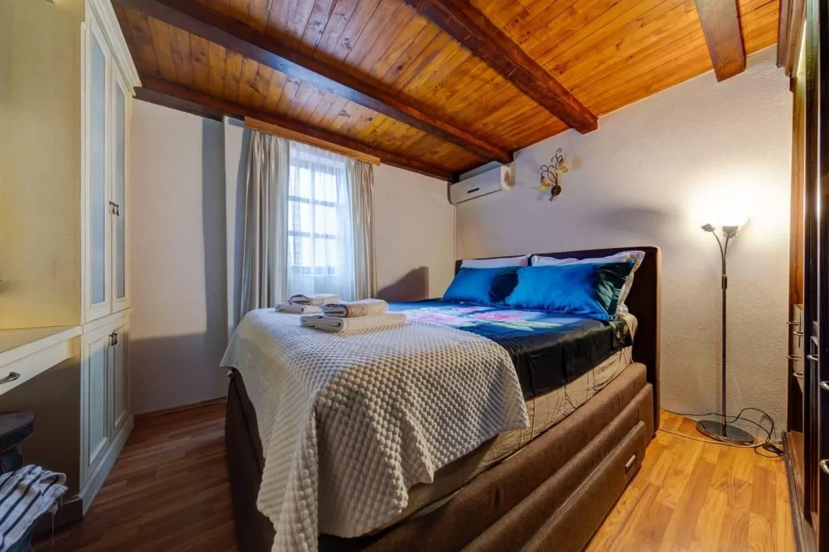 Rent, one bedroom apartment, 100m², Kotor, Crna Gora