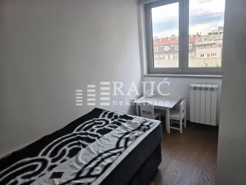 Dečja spavaća soba sa krevetom i malim stolom pored prozora. - image 6