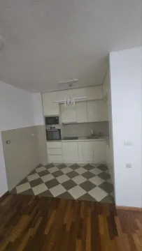 Jednostavna kuhinja sa bijelim elementima i ugradnom tehnikom. - image 12