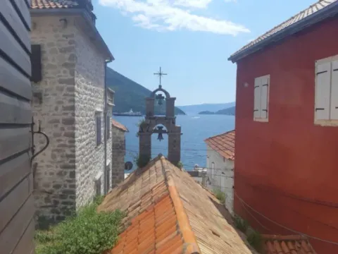 Izdavanje, kuća, 200m², Perast, Kotor - image 2