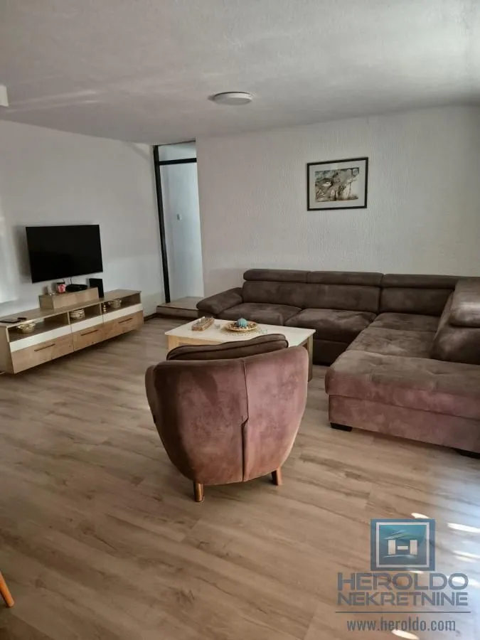 Prodaja, trosoban stan, 93m², Ćuprija, Srbija