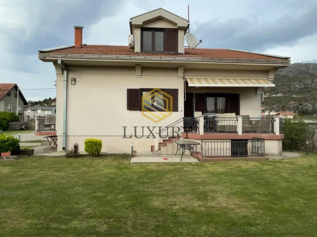 Prodaja, kuća, 200m², Zlatica, Podgorica