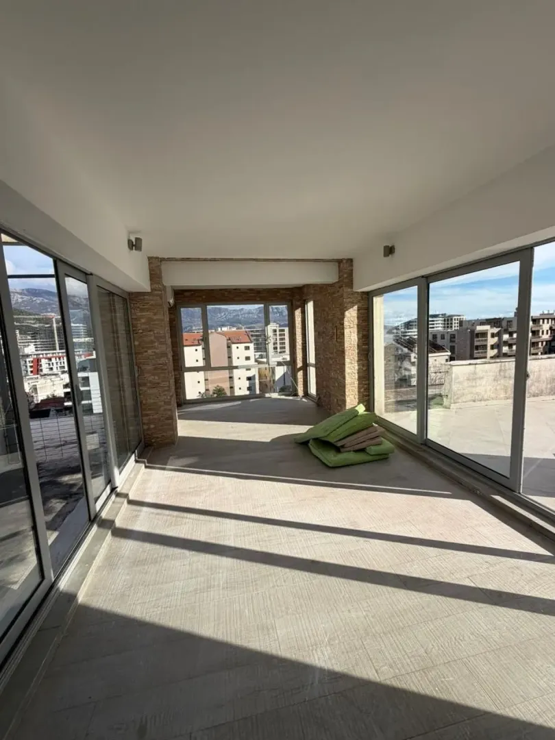 Prodaja, četvorosoban stan, 450m², Centar, Podgorica