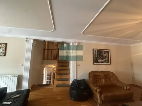 Dnevna soba sa drvenim stepeništem i garniturom za sedenje. - image 11