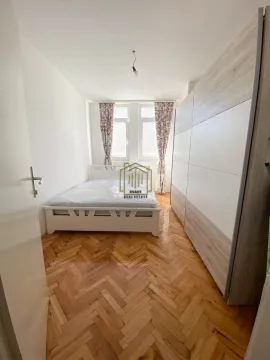 Namještena spavaća soba sa bračnim krevetom, garderoberom i parketom na podu. - image 5