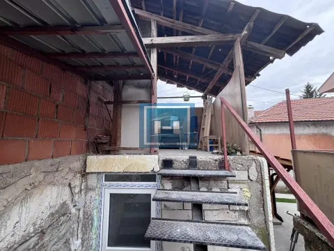Spoljni dio objekta sa stepenicama i nadstrešnicom u procesu renoviranja. - image 12