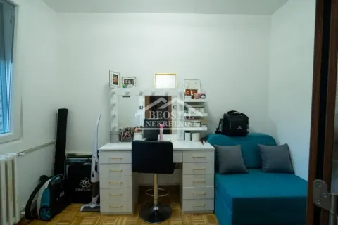 Manja soba sa radnim stolom, ogledalom i ležajem. - image 9
