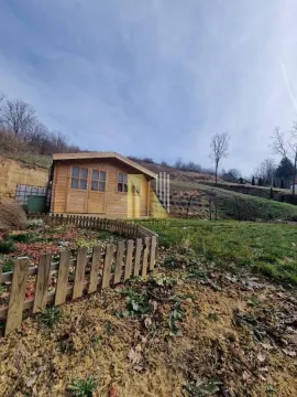 Pogled na drvenu kućicu i dvorište. - image 5